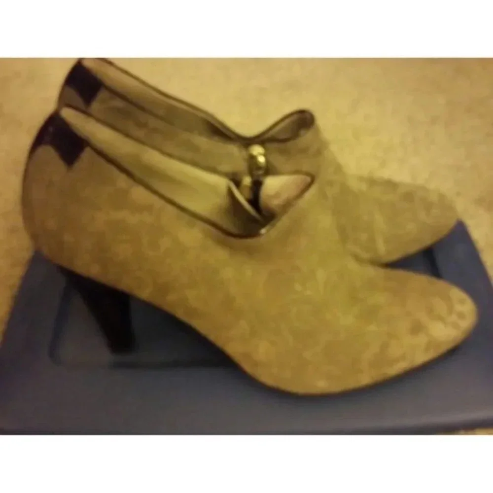 Taryn Rose Beige w/Brown Patten Leather Ankle Boots  NWOB SIZE 41.5 ~ 10.5 US
